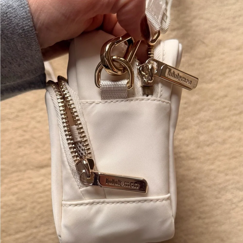 lululemon athletica Cream White Crossbody Bag with Patterned Strap - Picture 4 of 6